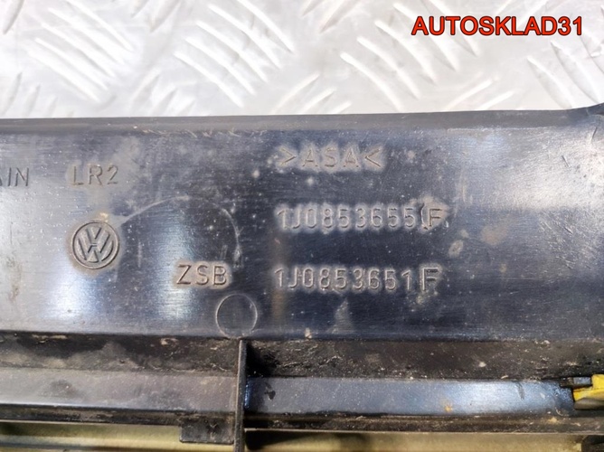 Решетка радиатора Volkswagen Golf 4 1J0853651F