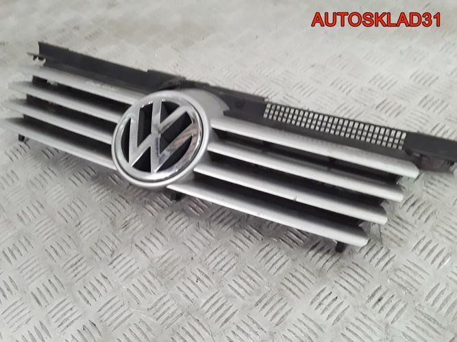 Решетка радиатора Volkswagen Bora 1J5853655C