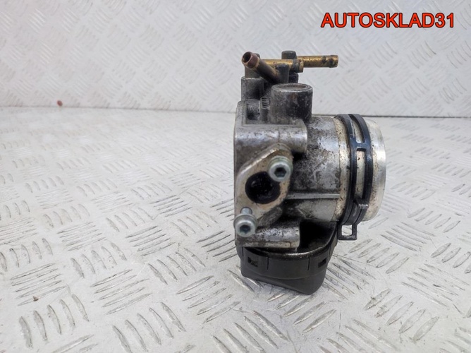 Дроссельная заслонка Volkswagen Golf 4 06A133062A