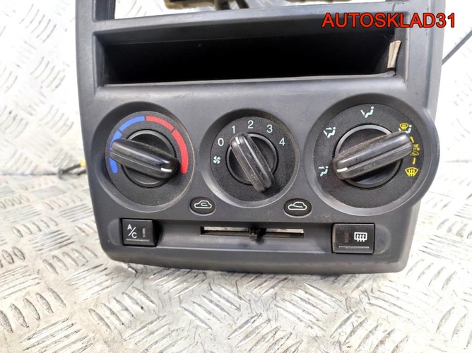 Рамка магнитолы в сборе Hyundai Getz 847401C550