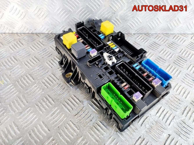 Блок предохранителей Opel Zafira B 13220829M