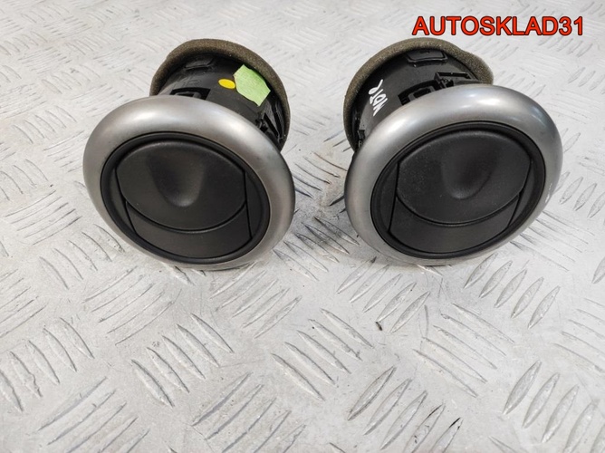 Дефлектор воздушный Nissan Note E11 687609U000