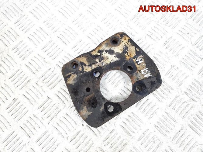 Щит опорный задний правый Opel Astra H 13173019