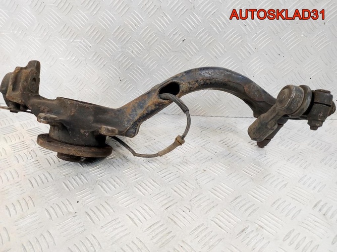 Кулак передний правый VW Passat B5 8D0407258S