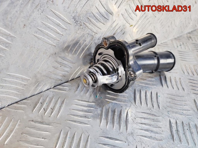 Корпус термостата Ford Focus 2 2,0 AODA 5653258