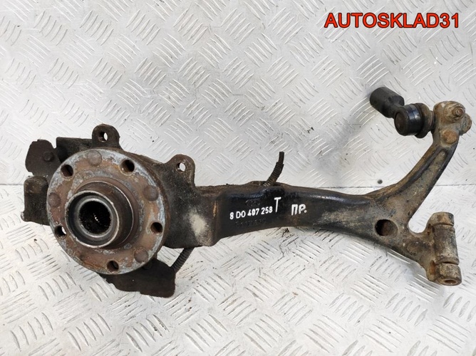 Кулак передний правый VW Passat B5 8D0407258T