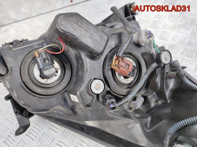 Фара левая Toyota Corolla Verso 811700F060