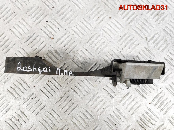 Кронштейн ручки двери перед правой Nissan Qashqai