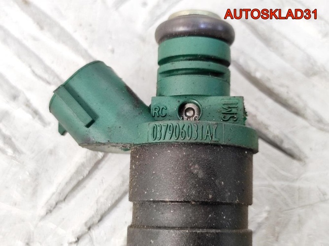 Форсунка топливная VW Golf 4 1,6 BFQ 037906031AL