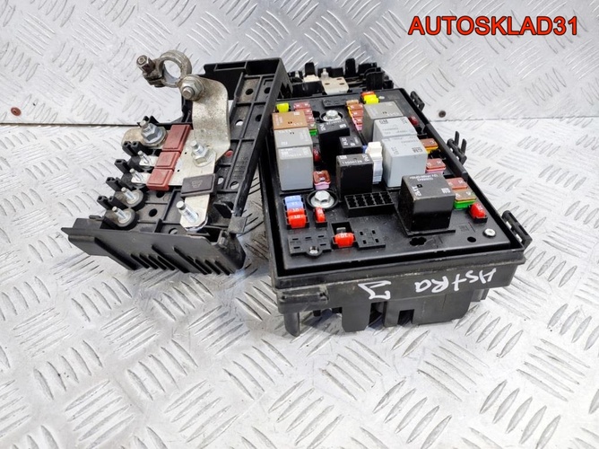 Блок предохранителей Opel Astra J 13343982
