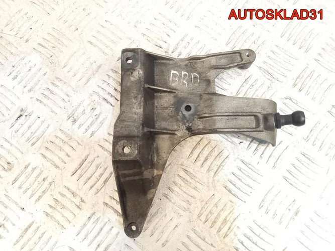 Кронштейн Audi A4 B7 2,0 TDI BRD 03G131159B