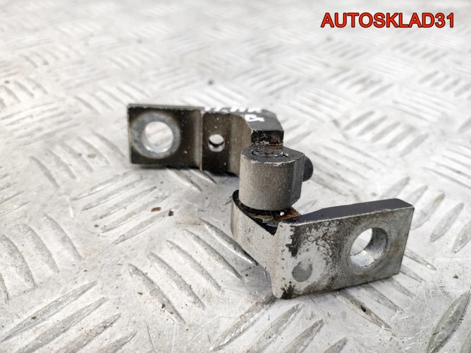 Петля двери передняя правая верхняя VW Passat B5