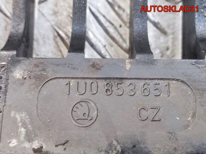 Решетка радиатора Skoda Octavia 1U0853651