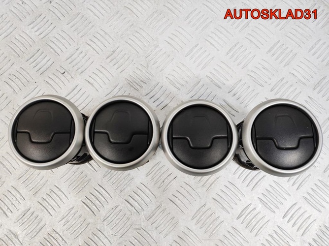Дефлектор воздушный Nissan Qashqai J10 68760JD10A