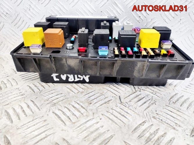 Блок предохранителей Opel Astra J A20DTH 13206754