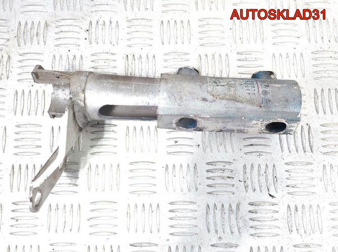 Кронштейн заднего бампера левый Audi 80 8A0807331E