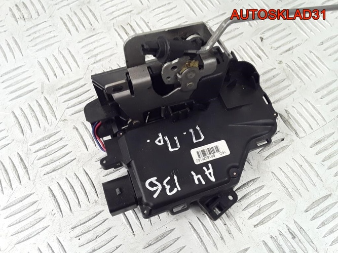 Замок двери передней правой Audi A4 B6 8E1837016C