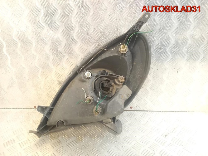 Фара правая Toyota Yaris Verso 1999-2005 8111052071