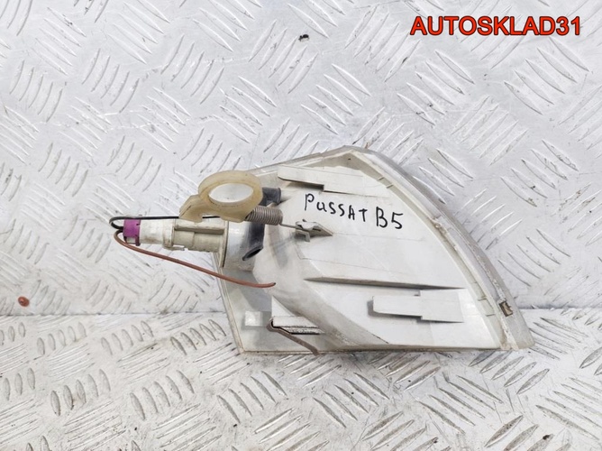 Указатель поворота левый VW Passat B5 3B0953049C