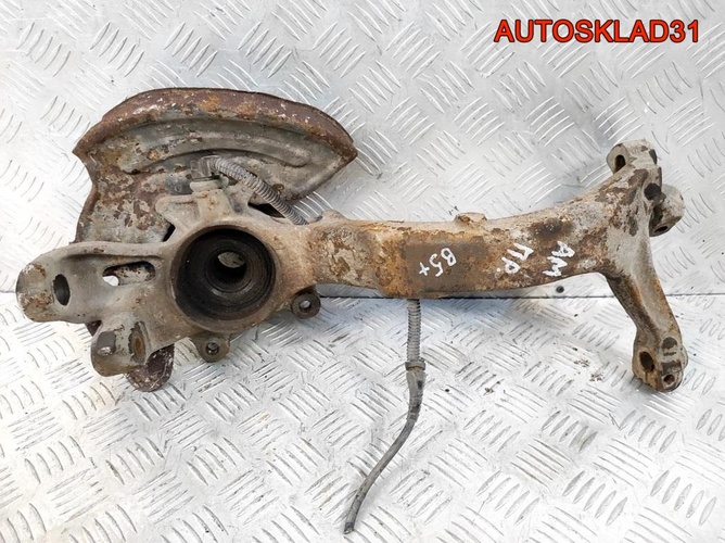 Кулак передний правый VW Passat B5 8D0407258AM