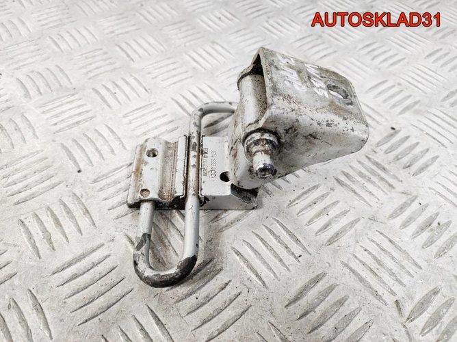 Петля двери задняя правая нижняя VW Passat B5
