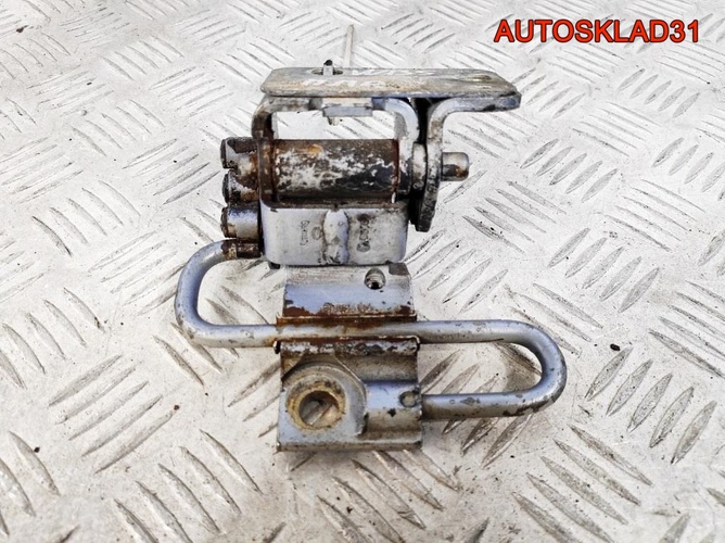 Петля двери передняя правая нижняя VW Passat B5 