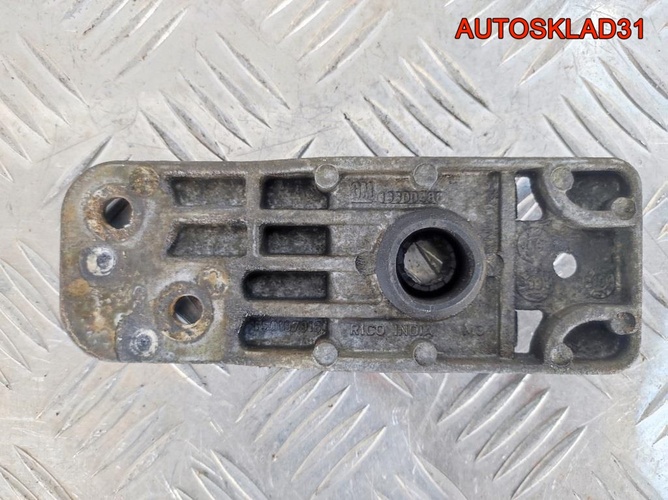 Кронштейн радиатора нижний Opel Astra J 13300486