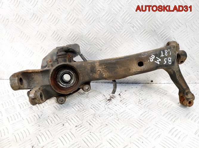 Кулак передний правый VW Passat B5 8D0407258M