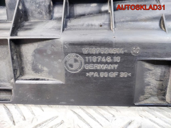 Кронштейн радиатора правый BMW E90 17107524914