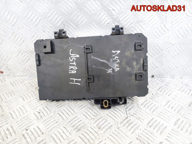 Блок предохранителей Opel Astra H 13220831