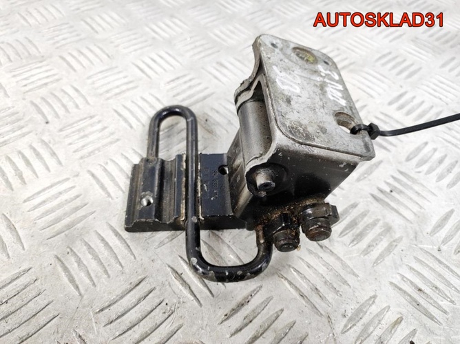 Петля двери задняя левая нижняя VW Passat B5