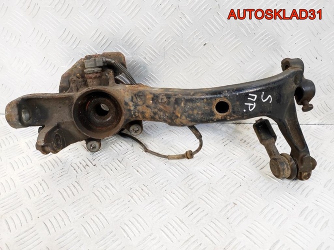 Кулак передний правый VW Passat B5 8D0407258S