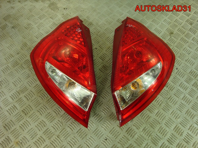 Фонарь задний Ford Fiesta 8A6113404A Хетчбэк
