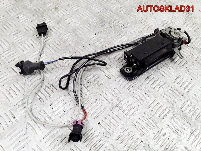 Ручка двери передней правая Audi A4 B5 8D0837208A