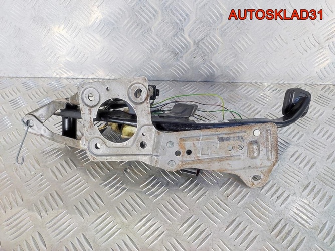 Педаль тормоза МКПП Ford Focus 2 4M512467AN