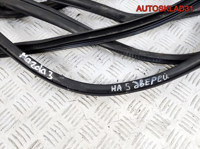 Уплотнитель двери комплект Mazda 3 BK Хетчбэк