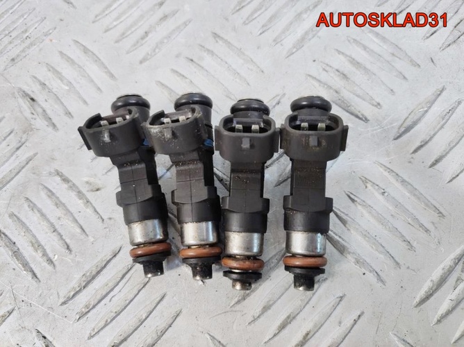 Форсунка топливная VW Golf 5 1,6 BSE 06A906031CE