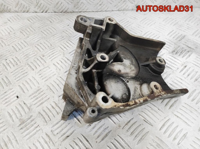 Кронштейн двигателя правый Opel Insignia 55566020