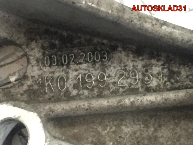 Кронштейн переднего рычага VW Golf 5 1K0199295F