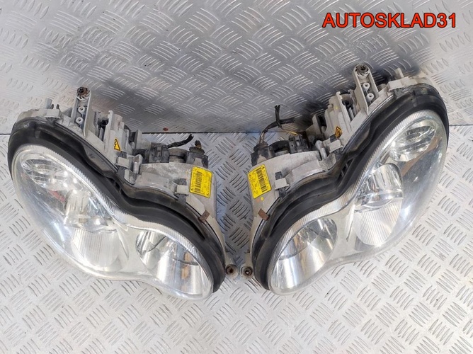 Фары ксенон комплект Mercedes W203 A2038203861
