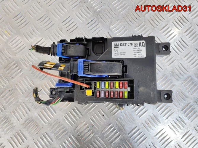 Блок предохранителей салона Opel Corsa D 13321078