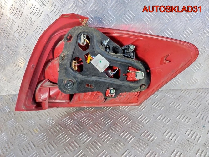 Фонарь задний левый Toyota Auris E15 8156102380
