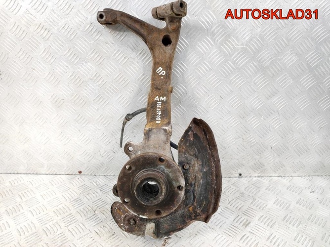 Кулак передний правый VW Passat B5 8D0407258AM
