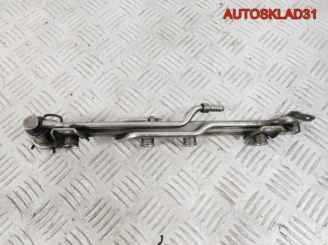 Рейка топливная VW Passat B5 1,6 AHL  050133681A