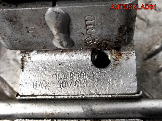 Петля двери задняя правая нижняя Volkswagen Golf 4
