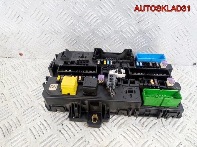 Блок предохранителей Opel Astra H 13220831