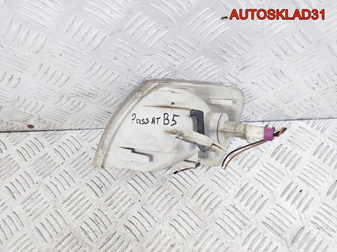 Указатель поворота правый VW Passat B5 3B0953050C