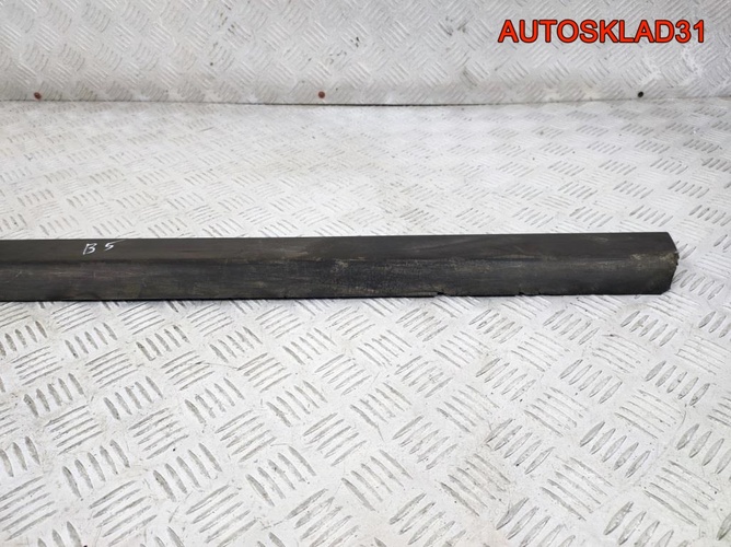 Молдинг перед правой двери VW Passat B5 3B0854940B