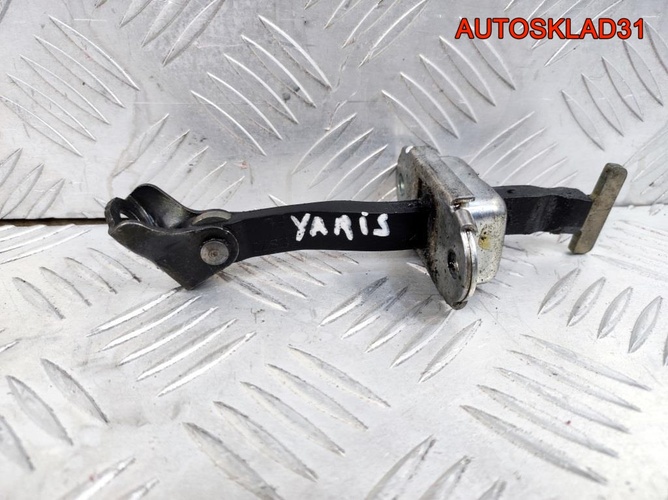 Ограничитель двери перед Toyota Yaris 686100D040