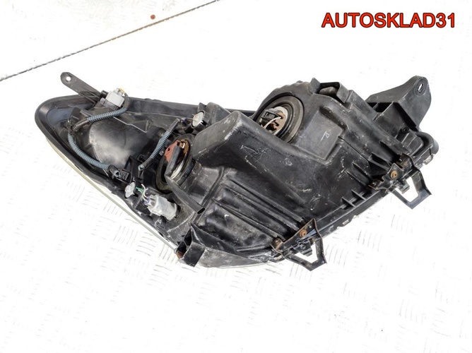 Фара левая Toyota Corolla Verso 811700F060